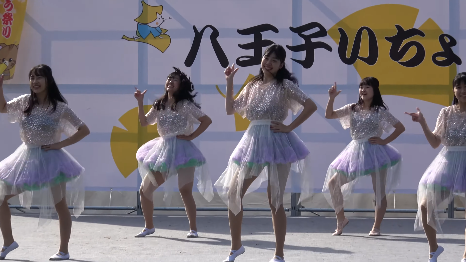 チューブトップがずり下がり衣装から透け乳首 | ハプニング系エロ収集